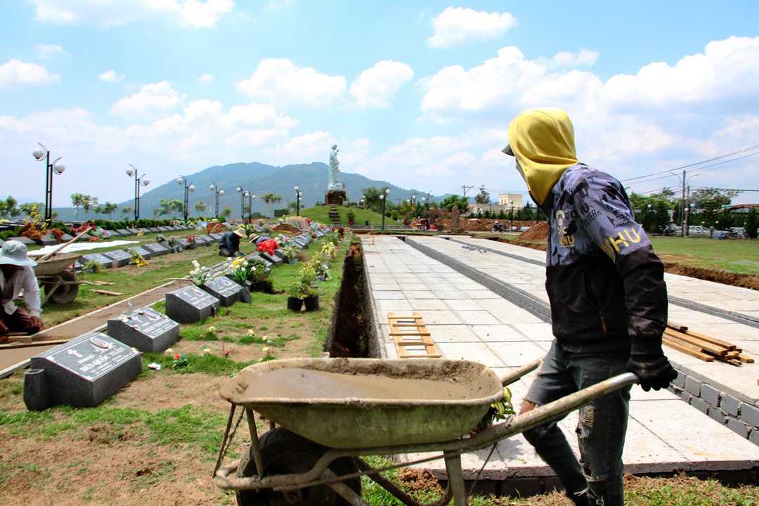 Hình ảnh xây thêm huyệt mới và trồng cỏ lại trong khu A - Nghĩa trang Thánh Tâm