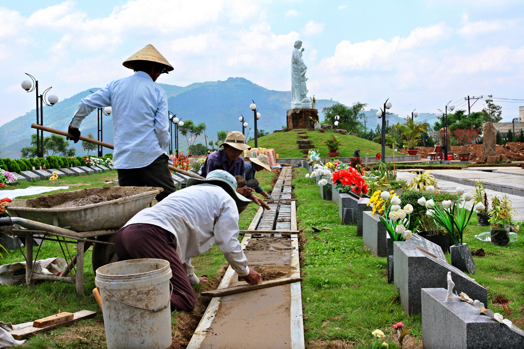 Hình ảnh xây thêm huyệt mới và trồng cỏ lại trong khu A - Nghĩa trang Thánh Tâm