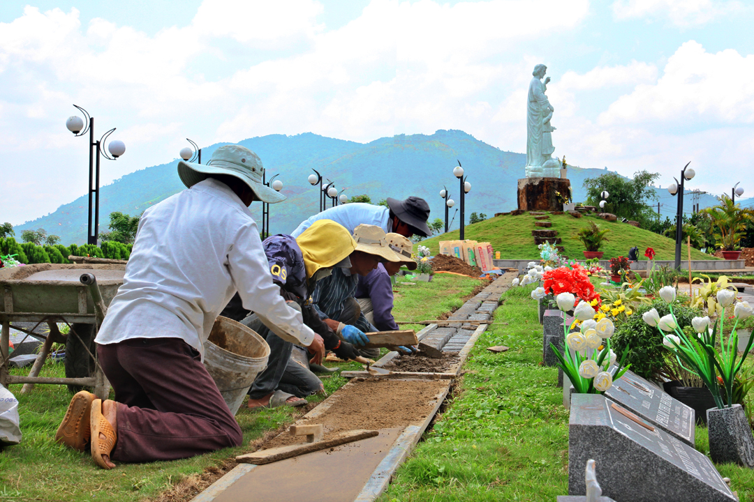 Hình ảnh xây thêm huyệt mới và trồng cỏ lại trong khu A - Nghĩa trang Thánh Tâm