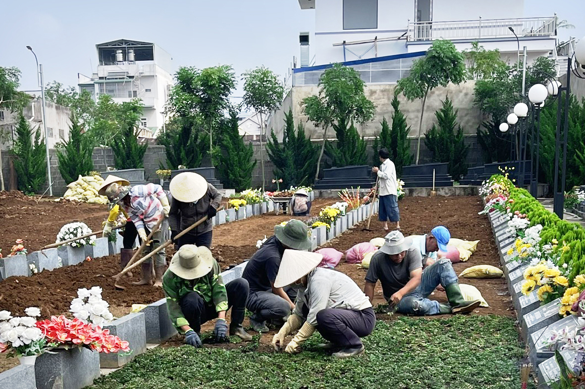 Hình ảnh xây thêm huyệt mới và trồng cỏ lại trong khu A - Nghĩa trang Thánh Tâm