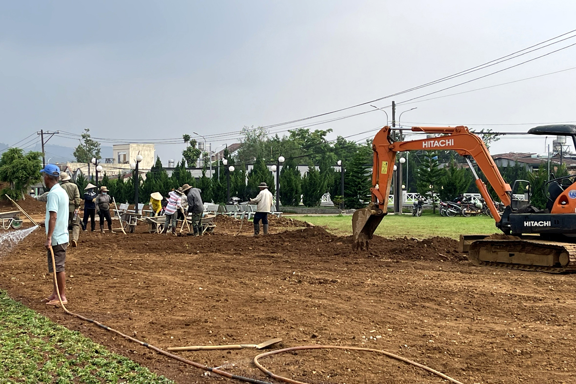 Hình ảnh xây thêm huyệt mới và trồng cỏ lại trong khu A - Nghĩa trang Thánh Tâm