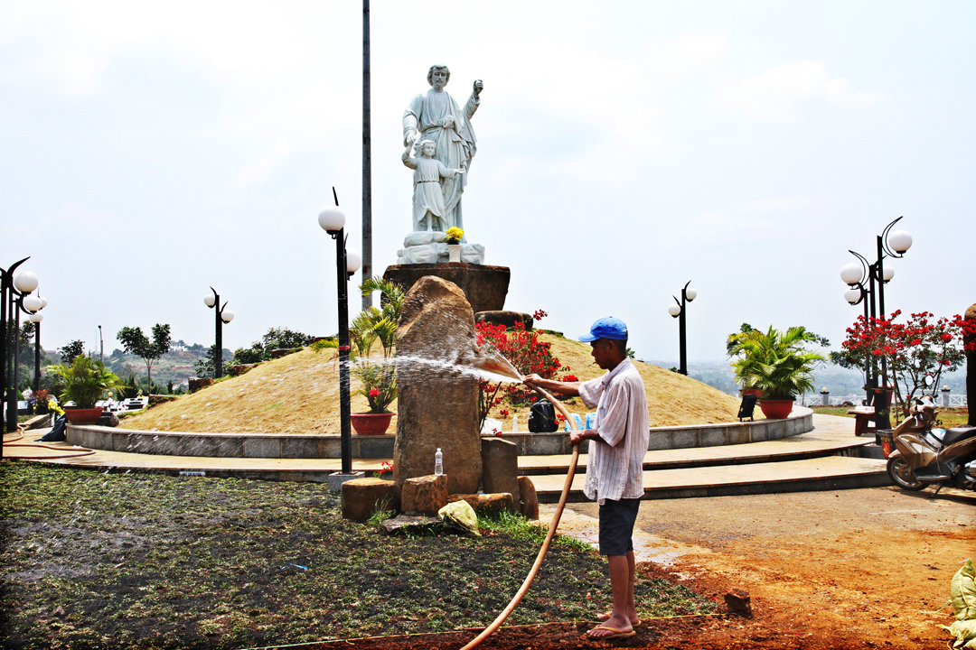 Hình ảnh xây thêm huyệt mới và trồng cỏ lại trong khu A - Nghĩa trang Thánh Tâm