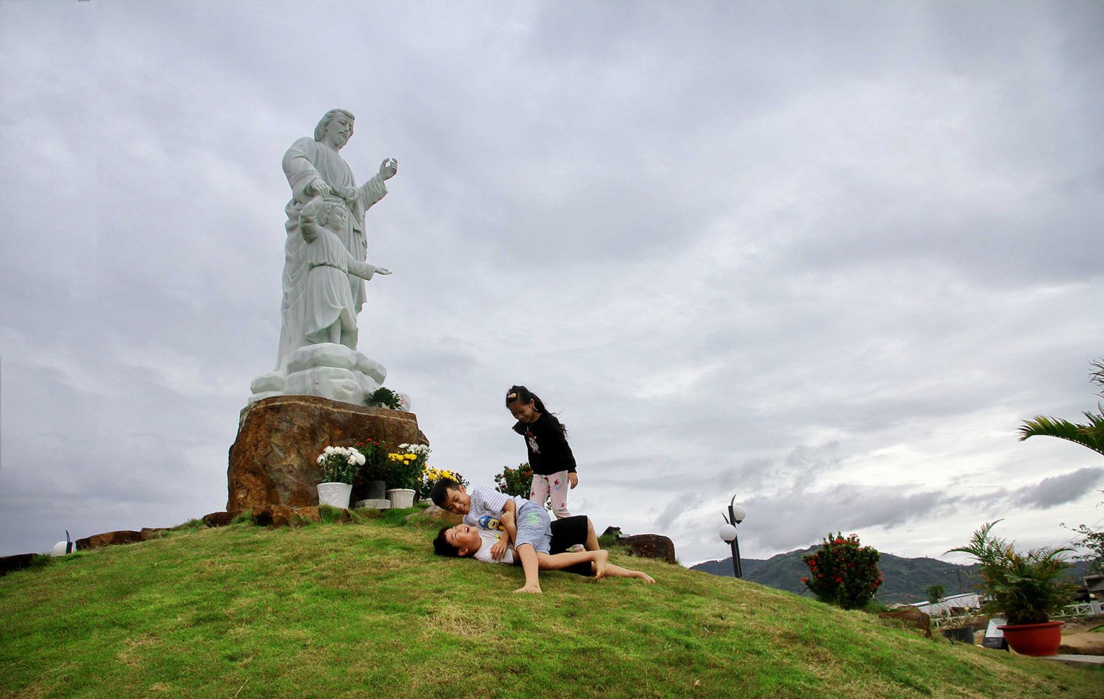 Công viên nghĩa trang Thánh Tâm